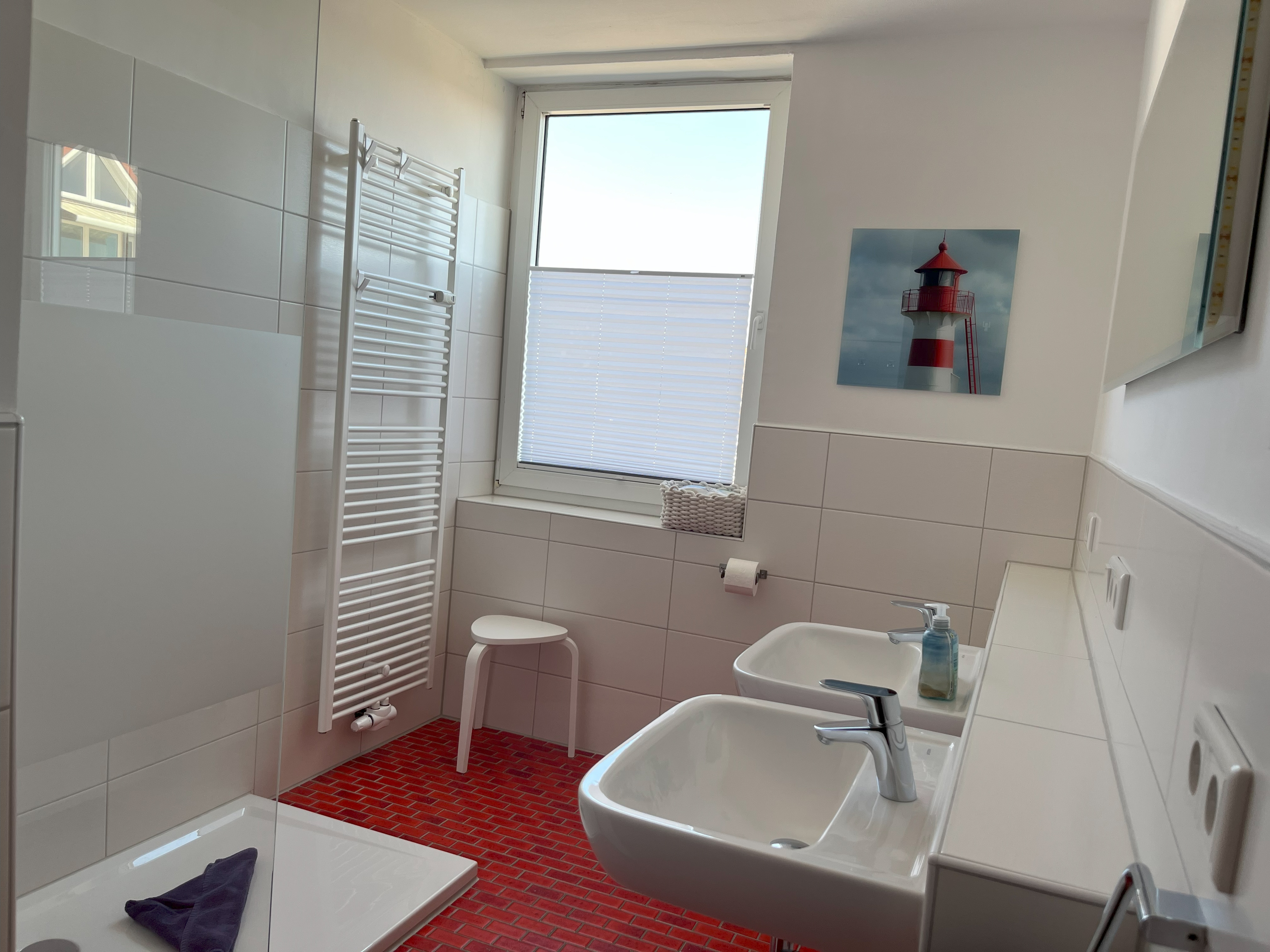 Badezimmer mit Dusche und WC