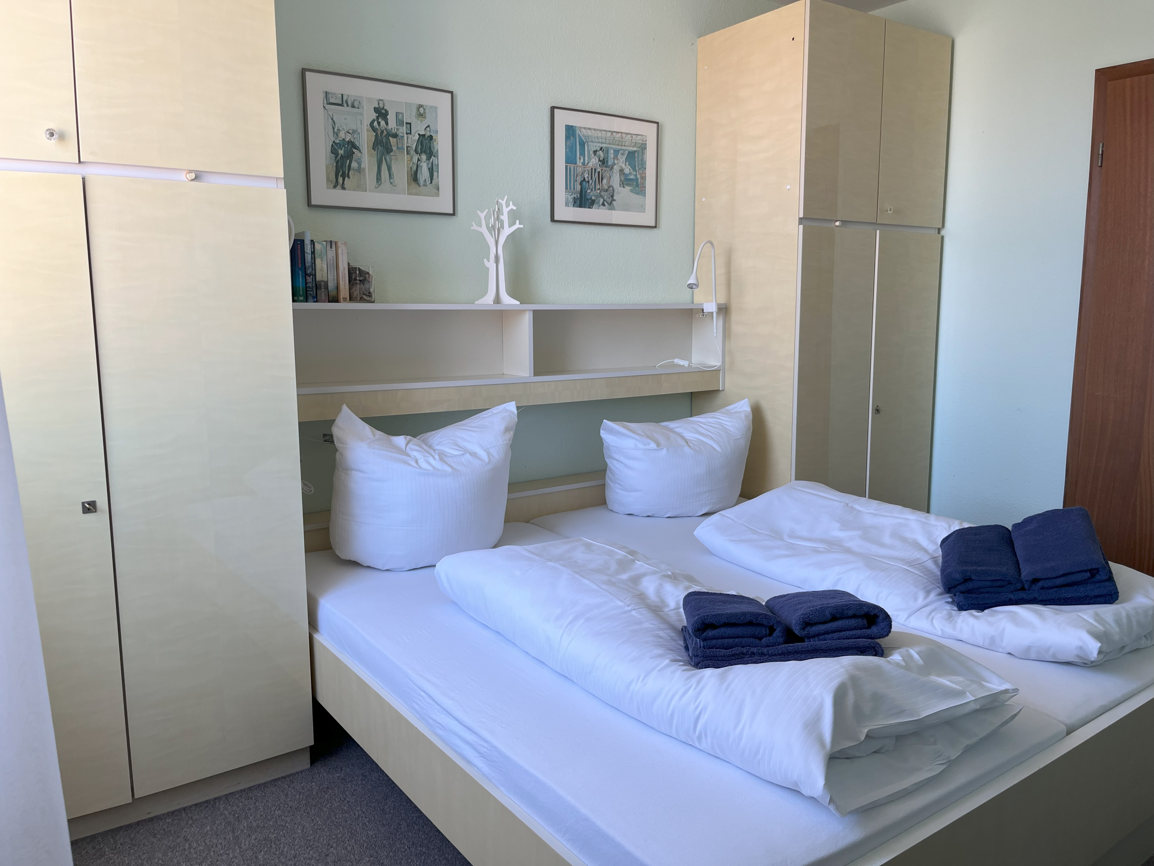 Schlafzimmer mit Doppelbett