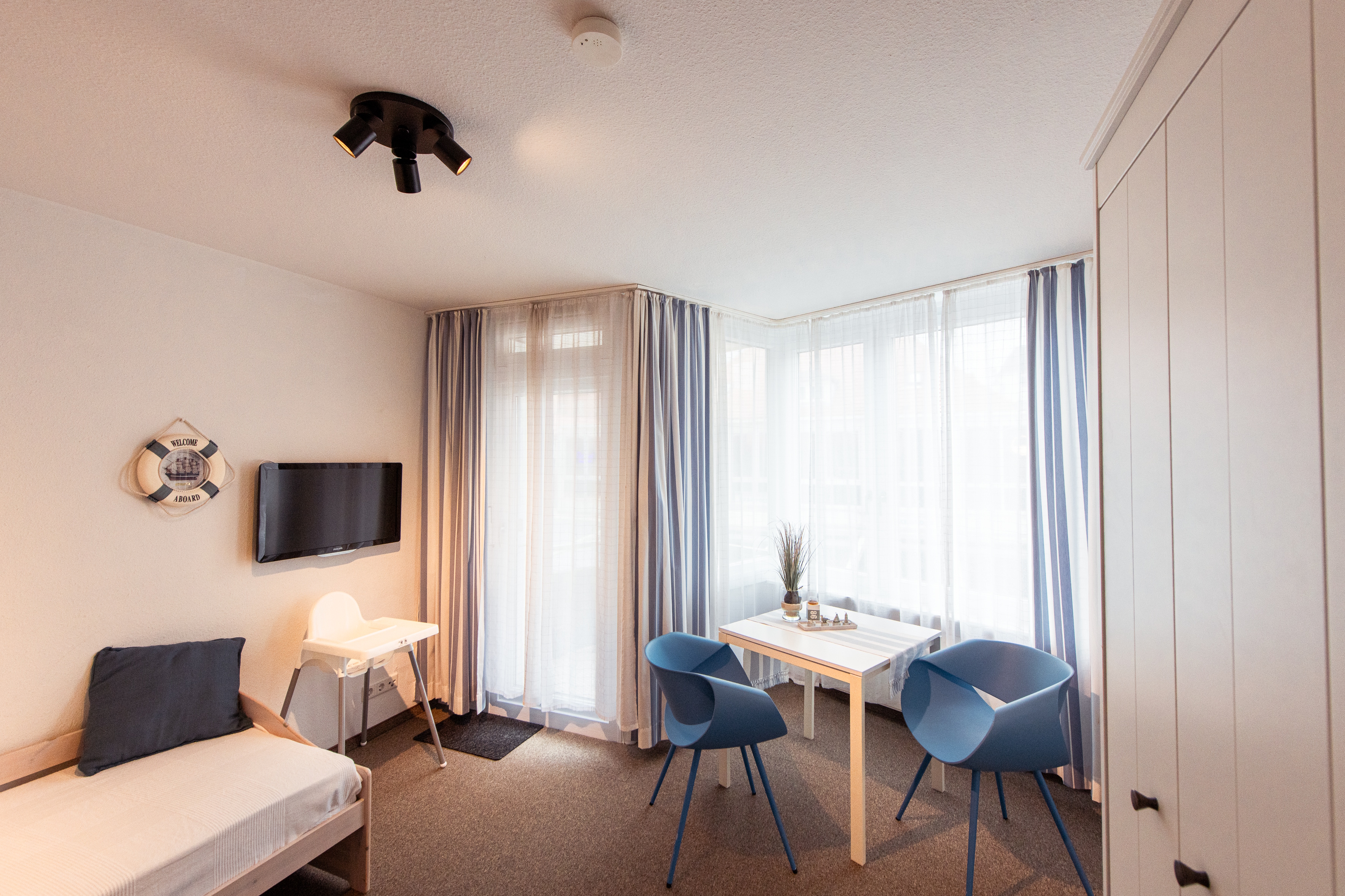 Drittes Schlafzimmer mit bis zu drei Betten und Balkon mit Meerblick