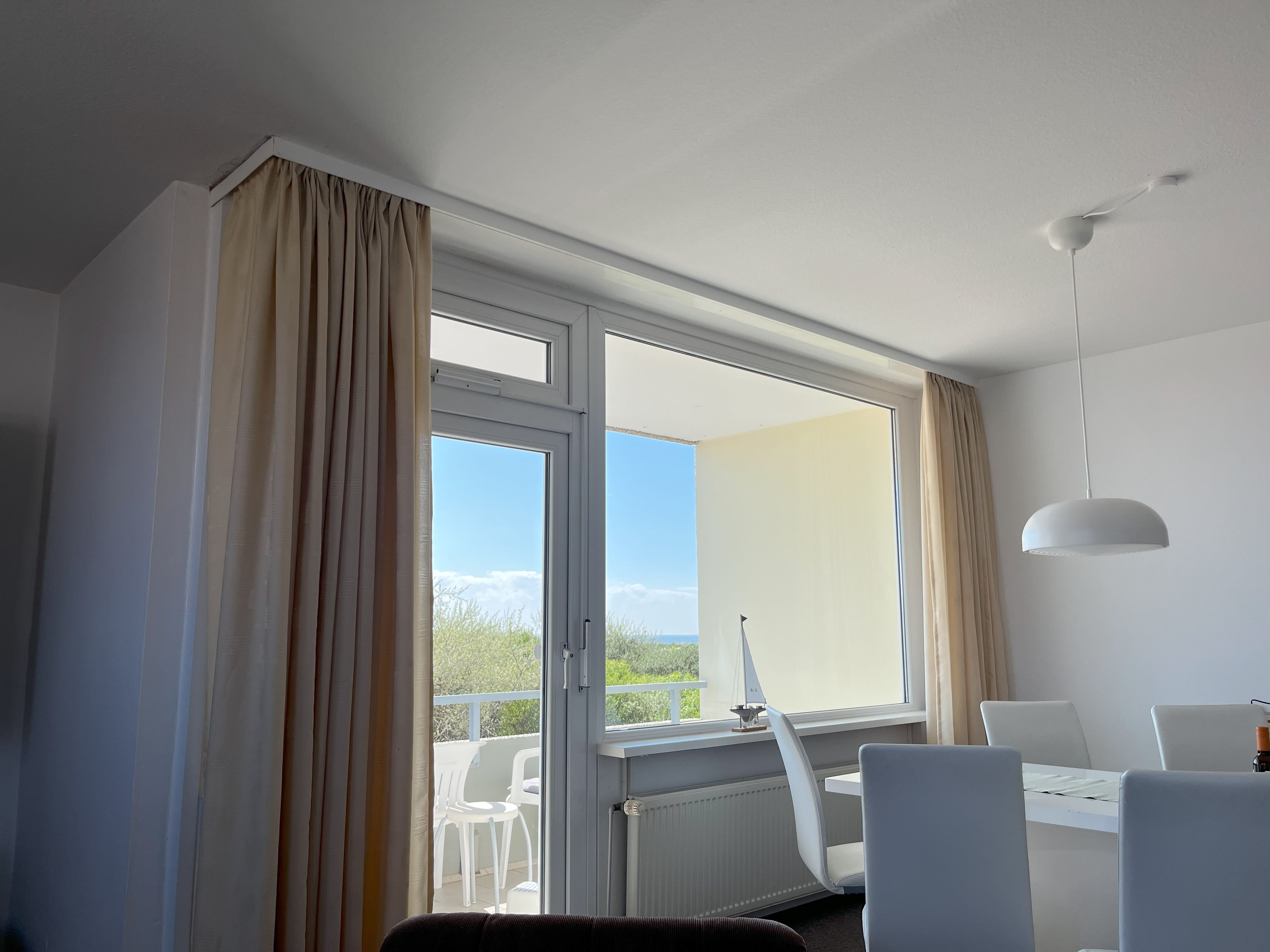 Blick von der Couch sitzend auf das Meer